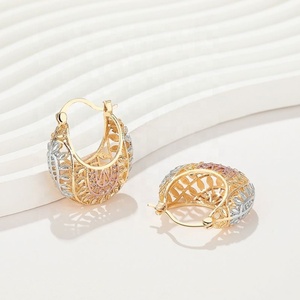 Pendientes de Aro para Mujer, Chapados en Oro de 18K, con 18 Circonitas, de Aleación de Cobre Hueca, Venta al por Mayor - Product Image 1