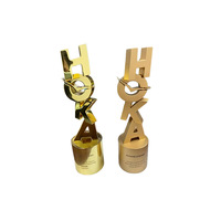 Trophée commémoratif créatif personnalisé en alliage avec design de poupée de dessin animé plaqué or, fabriqué au Guangdong