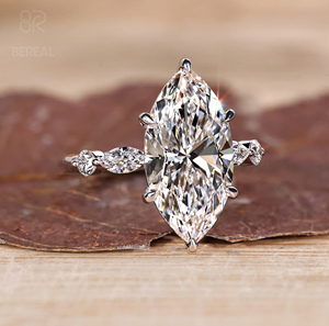 Bague de fiançailles personnalisée en argent 925 avec diamants de laboratoire CVD certifiés IGI VVS et pierres latérales en diamant de laboratoire taille marquise - Product Image 2