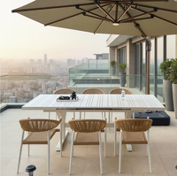 Offre Spéciale – Ensemble de Mobilier de Terrasse Hôtelier Blanc Toutes Saisons avec Table à Manger Extensible à Cadre en Aluminium et Chaises en Cordage Tressé – Usage Commercial