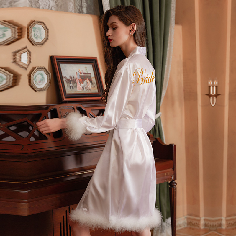 Plumes sur l'ourlet-bride blanc