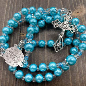 8 millimetri Light Blue Pearl Beads Collana Del <span class=keywords><strong>Rosario</strong></span> Cattolico con Vergine Maria Medaglia Crocifisso Tono Argento Rosari in Sacchetto di Velluto - Product Image 4