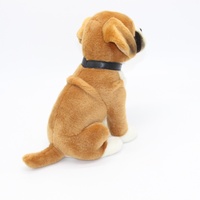 Peluche personnalisée réaliste de chiot Boxer brun et blanc assis, avec marquage facial détaillé et oreilles tombantes, animal en peluche Boxer