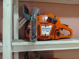 Motosierra de Gasolina Profesional Husqvarna 365 de 20 Pulgadas, Alta Potencia, para Tala Forestal y Corte de Madera - Product Image 1