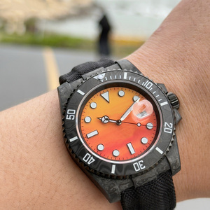 Reloj deportivo de lujo para hombre, mecánico automático con esfera de degradado naranja y fibra de carbono, resistente al agua, venta al por mayor - Product Image 3