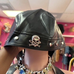 Sombrero <span class=keywords><strong>Pirata</strong></span> Peeqi Skeleton Rivet con Correa <span class=keywords><strong>de</strong></span> Cuero y Bola Lebi - Product Image 1