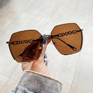 เฉาแว่นกันแดดทรงไม่สมมาตรสำหรับผู้หญิงสีดำทองเลนส์ Ac ป้องกันรังสียูวี 400 ประเภท 3 แว่นกันแดดแฟชั่นสไตล์สตรีท - Product Image 4