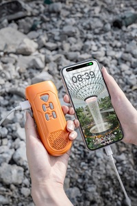 ไฟฉายวิทยุฉุกเฉินอเนกประสงค์: วิทยุ AM/FM, ไฟฉายสว่างพิเศษ, ที่ชาร์จโทรศัพท์มือถือ และไซเรนเสียงดังพร้อมระบบมือหมุน - Product Image 5