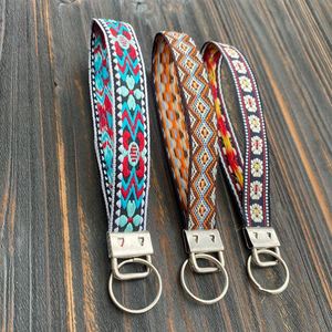 En stock dès maintenant : Porte-clés en peluche brodé style ethnique National Wind, bracelet fait main, long pendentif rétro - Product Image 2