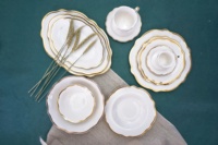 Service de table en porcelaine de Chine nouvelle génération en forme de lotus avec bordure dorée