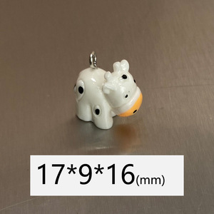 Foto <span class=keywords><strong>real</strong></span> de una mini vaca de resina, colgante 3D de animal en miniatura estilo pastoral para bricolaje, ideal para collares, pendientes y accesorios. - Product Image 2