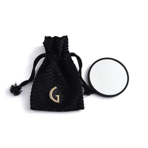 กระเป๋าเครื่องสำอางพกพาทรงกลมโลหะสีดำเคลือบทองพิมพ์ลายซิลค์สกรีนสุดหรูพร้อมกระจก ยี่ห้อ Winsun - Product Image 1