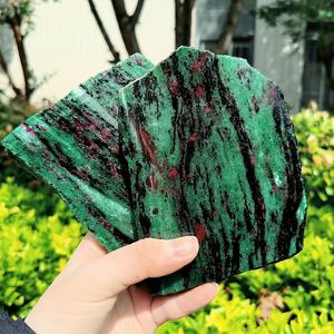 Plaque de cristal de quartz sculptée en Zoisite Rubis en gros – Pierre précieuse pour l'artisanat et la mascotte décorative, cadeau de la Saint-Valentin - Product Image 3