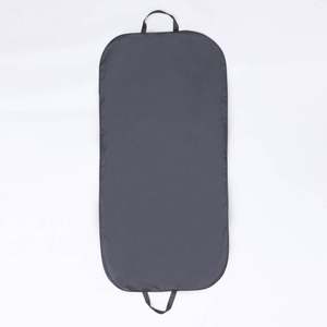 Sac de vêtement de luxe personnalisé avec logo OEM en non-tissé, sac anti-poussière portable et tendance, disponible en différentes tailles pour la vente en gros - Product Image 3