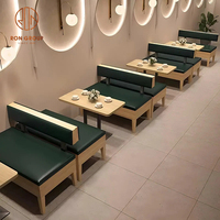 Ensemble de meubles de restaurant de style nordique Tables carrées en bois avec chaises de café vert et stand vert avec base en bois pour café