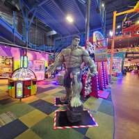 Figurines d'action de film de super-héros d'intérieur et d'extérieur à décor Muscle Man Statue Hulk grandeur nature en fibre de verre Sculpture en résine