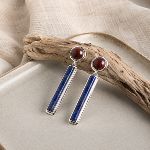 Orecchini pendenti vintage lunghi ed eleganti con design a colori rosso e blu, accessori di bigiotteria alla moda per l'uso quotidiano da donna - Product Image 3