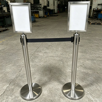 Poteau de guidage en acier inoxydable avec cadre de signalisation A4 et sangle rétractable pour la gestion des foules dans les hôtels, banques et aéroports
