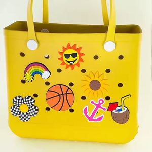 กระเป๋าถือผู้หญิง PVC สไตล์ลำลองสำหรับไปเที่ยวทะเล ลดราคาสุดฮอต ดีไซน์โดดเด่น พร้อมหัวเข็มขัดตกแต่งแบบถอดได้ ใช้ใส่เครื่องสำอางได้สะดวก - Product Image 1