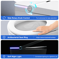 Toilette intelligente moderne sur pied avec réservoir intégré, lavage à l'eau chaude, séchage à l'air et télécommande