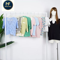 Vêtements d'occasion - Pulls d'été à manches courtes pour femmes de qualité A. Quantité minimale de commande : 500 kg. Vente en gros par balles