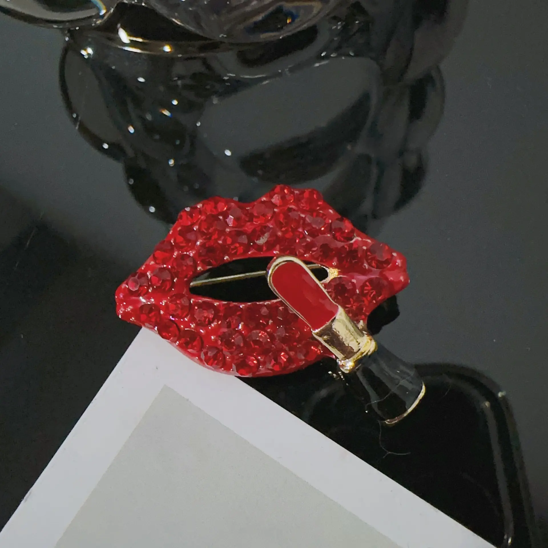 تصميم مثير وجذاب للشفاة الحمراء دبابيس مطلية بحجر الراين دبابيس للنساء مجوهرات