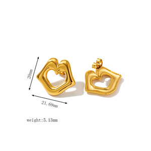 Ensemble collier et boucles d'oreilles tendance en forme de lèvres pour femmes |   Acier inoxydable plaqué or 18K PVD |   Durable, imperméable, hypoallergénique - Product Image 2