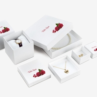 Boîte cadeau rigide personnalisée en deux parties pour bijoux, avec couvercle amovible, gaufrage et doublure en éponge