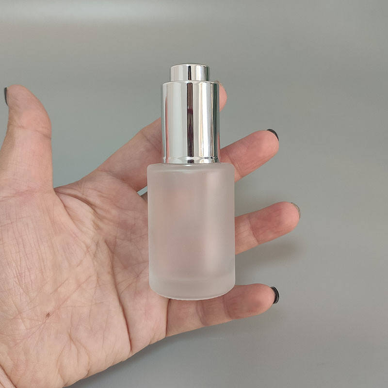 ขวดฝ้าพร้อมด้านบนสีเงิน