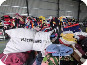 Wholesale Used <strong>Clothes</strong> Second Hand Hoodie Branded Sweatshirt Bales Used Branded Jackets and Hoodies Vintage <strong>Clothes</strong> <strong>Bundle</strong> - Product Image 4