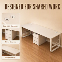 Bureau d'ordinateur extra long pour deux personnes avec double passe-câbles, armoires de rangement et étagères ouvertes pour bureau à domicile