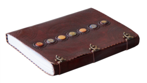 7つのチャクラ石埋め込みスケッチブックジャーナル手作りエンボス加工本革ノートまたは日記3アンティーク真鍮Cロック付き - Product Image 5