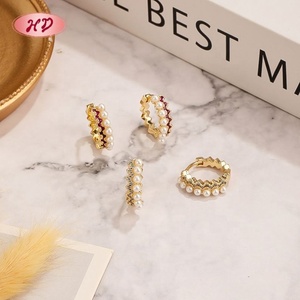 Colección de Aros con Perlas Onduladas y Circonitas, Latón con Baño de Oro de 18K, Venta al Por Mayor - Product Image 1