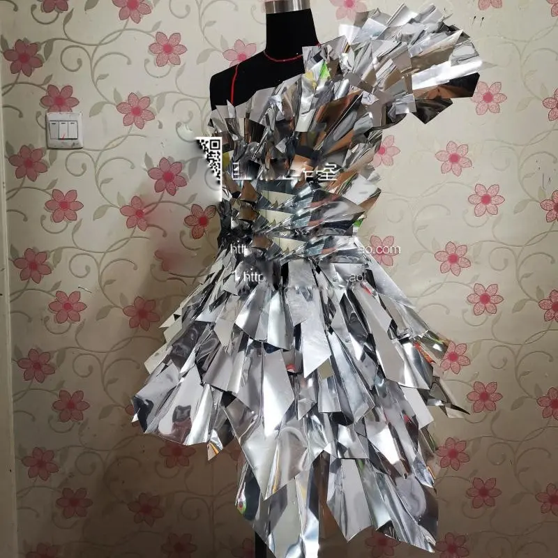 Gelecek teknoloji gümüş elbise modeli podyum sahne gösterisi geçit tema sahne dans kostümü