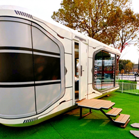 Capsule spatiale de style moderne avec grand espace et multiples fonctions pour hôtel, appartement et maison d'hôtes, au design élégant