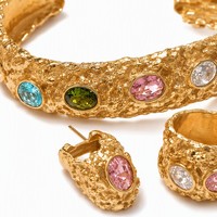 Ensemble de bijoux fantaisie multicolores, ensemble de bijoux en zircon coloré martelé irrégulier, bracelet, boucles d'oreilles et bague plaqués or