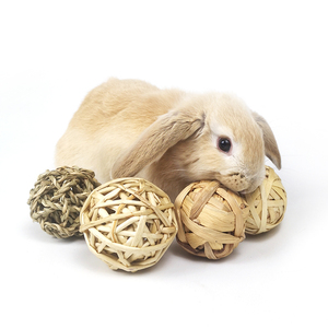 Jouet à mâcher interactif pour petit animal Boule d'herbe naturelle pour friandises de <span class=keywords><strong>lapin</strong></span> Balle à mâcher tressée Jouets <span class=keywords><strong>Lapin</strong></span> Cochon d'Inde Hamster - Product Image 1