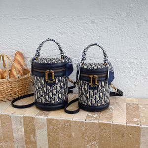 Sac seau pour femme modèle 2025 en PU. Sac à main élégant et luxueux. Fabriqué en matériau PU. - Product Image 6