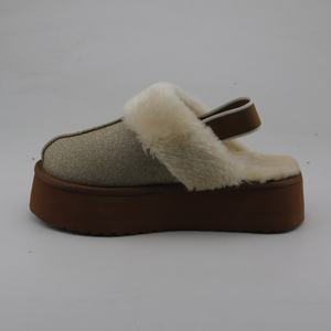 Pantofole con plateau lucido oro con pelliccia a vista - Product Image 4