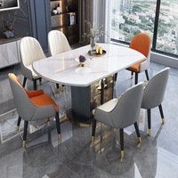 Tables à manger rondes modernes de designer avec plateau en marbre et base de rangement créative en verre pour salle à manger de luxe.