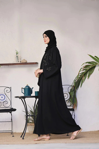 Abaya de style takchita marocaine traditionnelle |   Robe longue en velours et dentelle patchwork pour occasions spéciales - Product Image 3