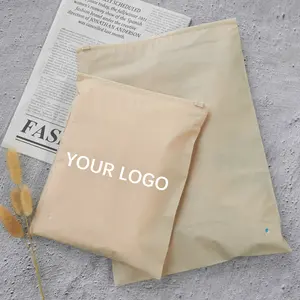 Il produttore ha realizzato sacchetti di imballaggio con chiusura a zip in plastica con cursore con cerniera smerigliata nera per vestiti con logo personalizzato