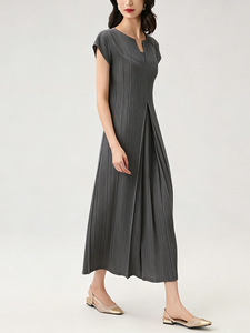 Robe plissée Miyake mi-longue en tissu écologique froncé et uni, coupe décontractée, style occidental, pour femme, vente en gros en ligne, collection PY 2026 - Product Image 3