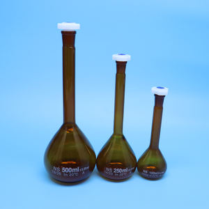 ขวดแก้วสีน้ำตาลปริมาตรที่ใช้ในห้องปฏิบัติการพร้อมจุกพลาสติกคลาสขวดปริมาตร - Product Image 4