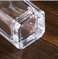 Flacon pulvérisateur de parfum carré en verre transparent de 100 ml avec pompe, rechargeable, diffuseur prêt à l'emploi, gravure couleur personnalisée et marquage à chaud