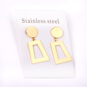 ต่างหูห้อยทรงสี่เหลี่ยมแบบกลวงชุบทอง 18K สไตล์ฮิตปี 2025 สำหรับผู้หญิง เครื่องประดับแฟชั่น ของขวัญสำหรับงานปาร์ตี้ ราคาโรงงาน - Product Image 3
