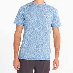 Camisetas atléticas para correr con logotipo personalizado, camisetas de entrenamiento de gimnasio rápido en seco, camisetas de poliéster activas de cuello redondo para rendimiento al aire libre para hombres - Product Image 1