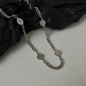 Collar con Expresiones Faciales de Feliz, <span class=keywords><strong>Triste</strong></span>, <span class=keywords><strong>Enojado</strong></span> <span class=keywords><strong>y</strong></span> Alegre, Cadena Estilo Suéter Hip-hop de Moda para Mujer - Product Image 5