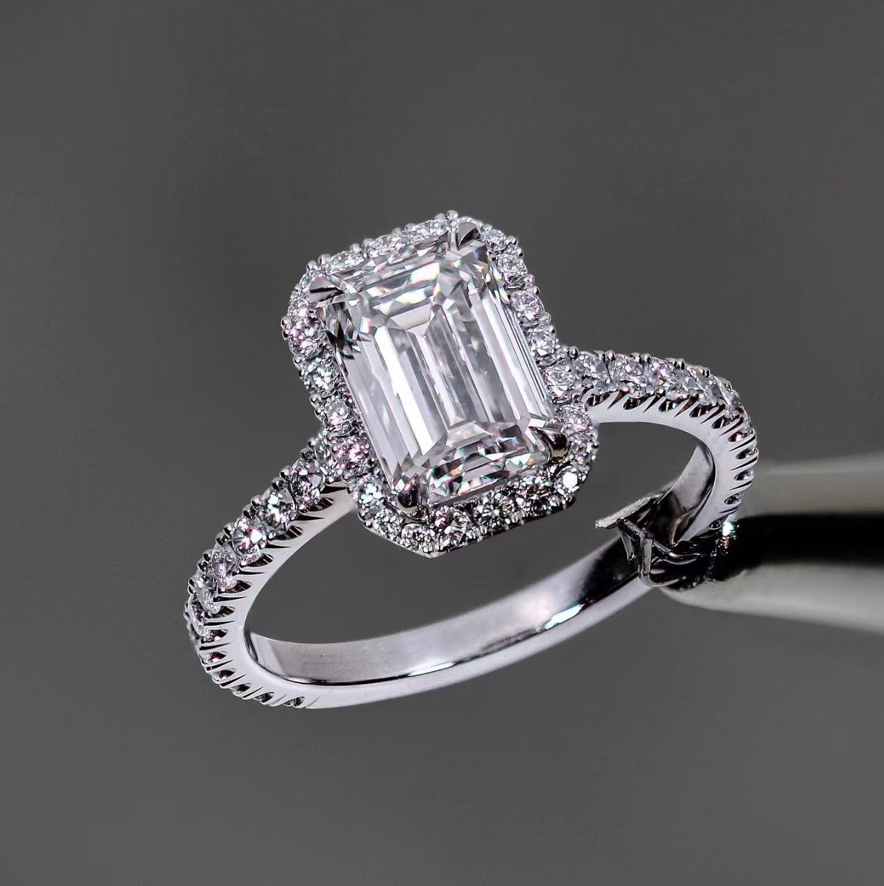 เพชรสังเคราะห์ 18K สีขาว 4 กะรัต