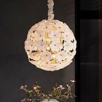 Lustre en verre blanc à LED personnalisé par un designer français pour appartement, salle de réception, hall, bar, îlot de cuisine, décoration